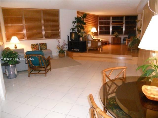 Four Ambassadors #931 image #6