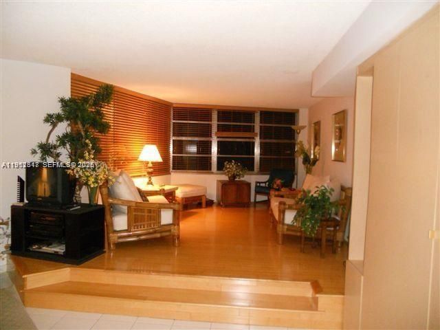 Four Ambassadors #931 image #7