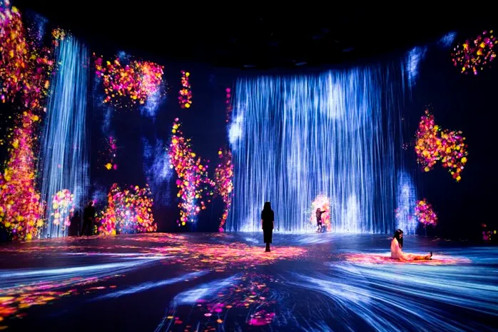 Superblue teamLab universe of water particles in the tank transcending boundaries
