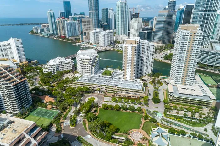 Brickell Key: parkview